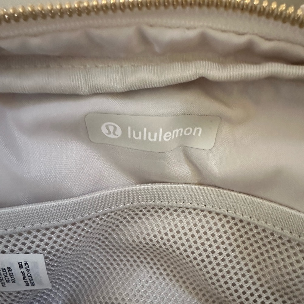 Lululemon Everywhere Fleece Belt Bag 1L White Opal/Gold Brand New - Picture 11 of 12